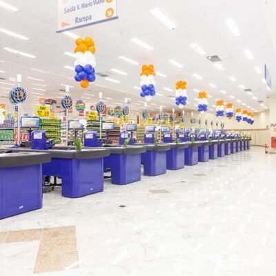 Fachada do Supermercados Mundial com vagas abertas para cozinheiro, peixeiro e fiscal