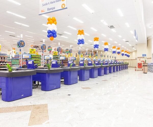 Fachada do Supermercados Mundial com vagas abertas para cozinheiro, peixeiro e fiscal