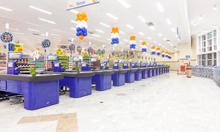 Fachada do Supermercados Mundial com vagas abertas para cozinheiro, peixeiro e fiscal