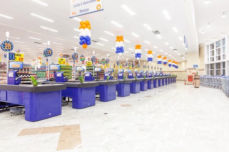 Fachada do Supermercados Mundial com vagas abertas para cozinheiro, peixeiro e fiscal