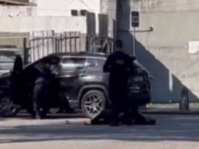 Policiais do 18º BPM cercam carro usado por suspeitos após confronto em Vila Valqueire
