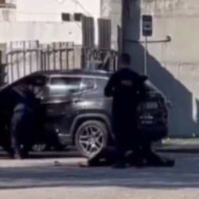 Policiais do 18º BPM cercam carro usado por suspeitos após confronto em Vila Valqueire