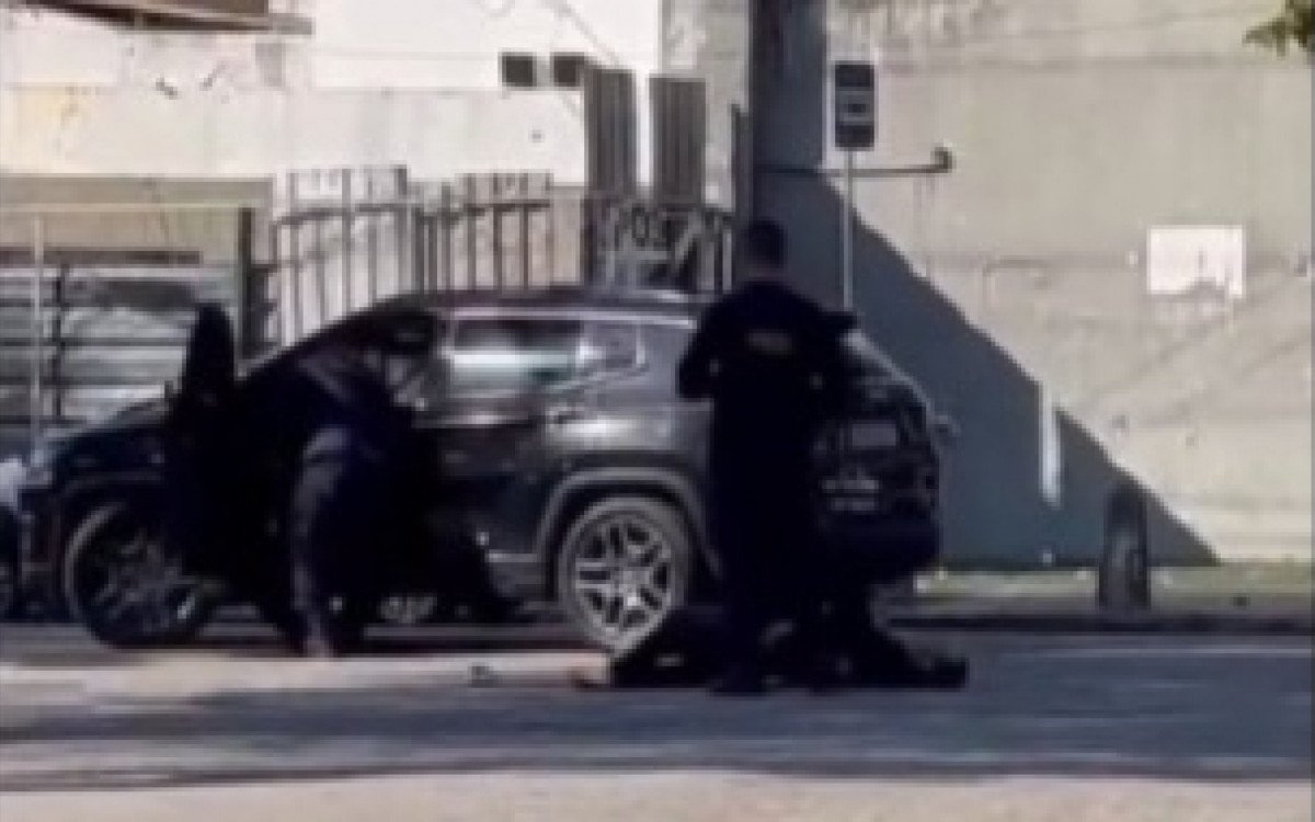 Policiais do 18º BPM cercam carro usado por suspeitos após confronto em Vila Valqueire