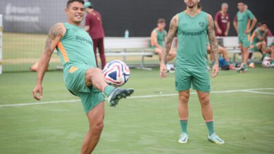 Thiago Silva comemora com companheiros vitória do Fluminense no Mundial