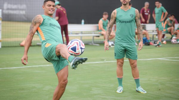 Thiago Silva comemora com companheiros vitória do Fluminense no Mundial