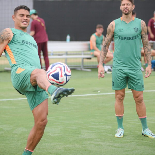 Thiago Silva comemora com companheiros vitória do Fluminense no Mundial