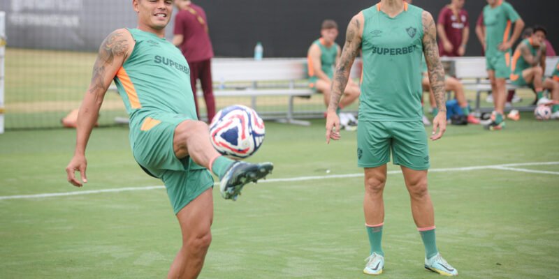 Thiago Silva comemora com companheiros vitória do Fluminense no Mundial