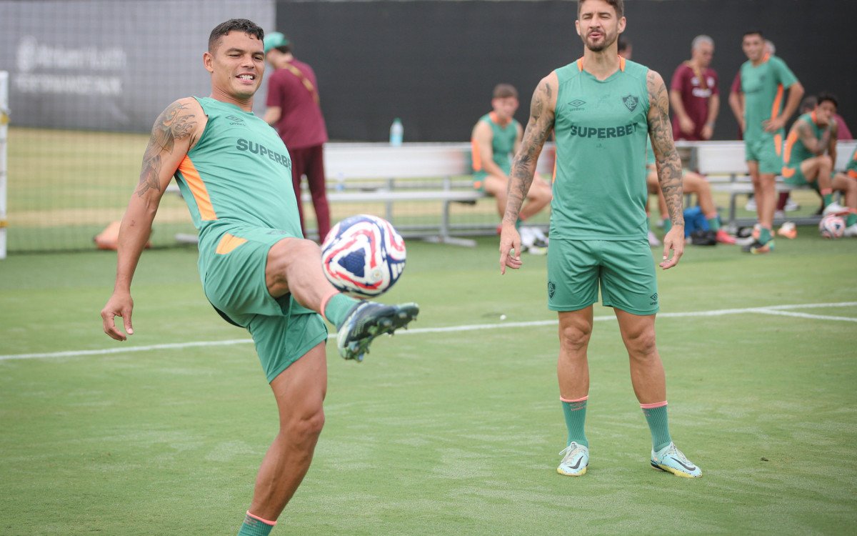 Thiago Silva comemora com companheiros vitória do Fluminense no Mundial