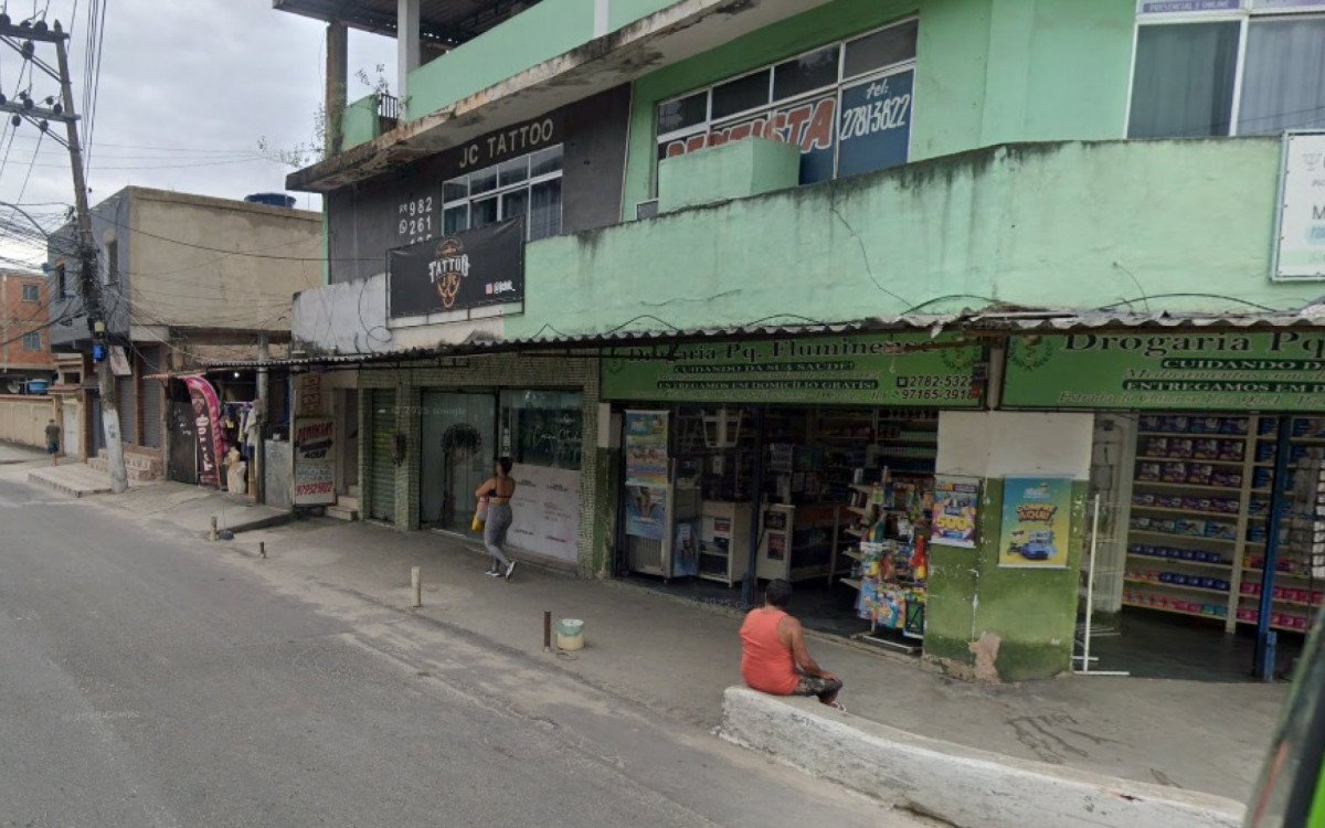 Viatura da polícia em frente ao local onde dois homens foram mortos a tiros em Duque de Caxias
