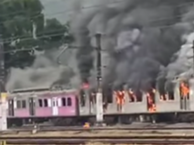 Vagão de trem em chamas na estação de Japeri, na Baixada Fluminense