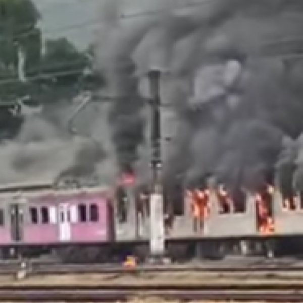 Vagão de trem em chamas na estação de Japeri, na Baixada Fluminense