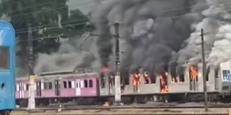 Vagão de trem em chamas na estação de Japeri, na Baixada Fluminense
