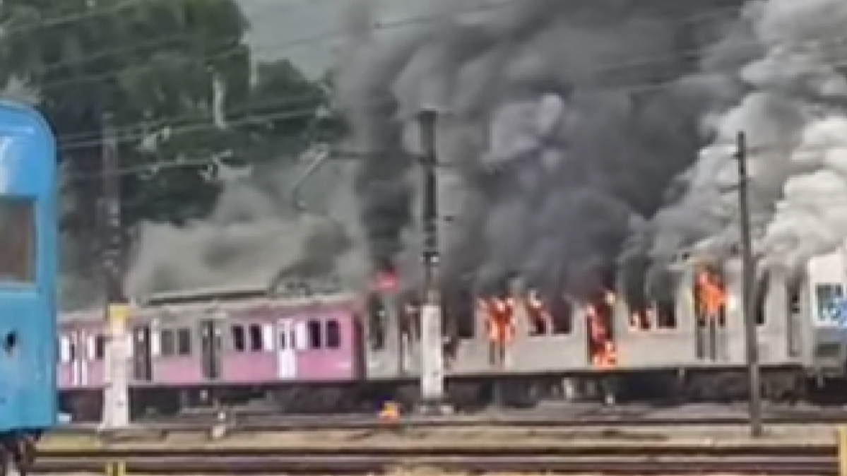 Vagão de trem em chamas na estação de Japeri, na Baixada Fluminense