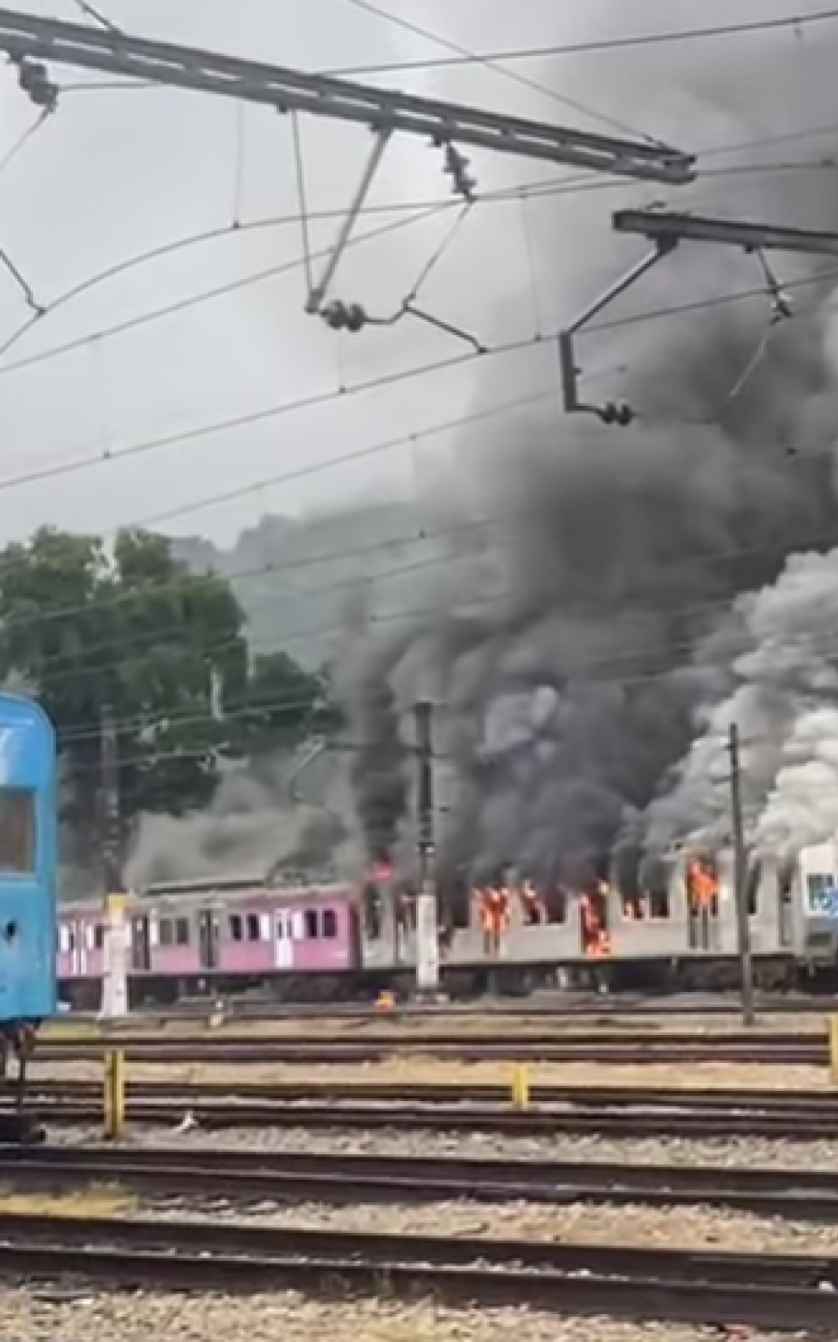Vagão de trem em chamas na estação de Japeri, na Baixada Fluminense