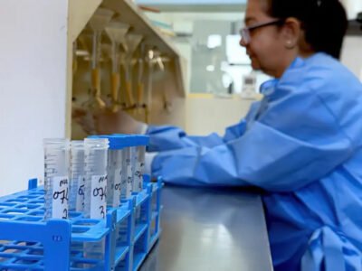Criança de 1 ano recebe vacina ACWY em posto de saúde público