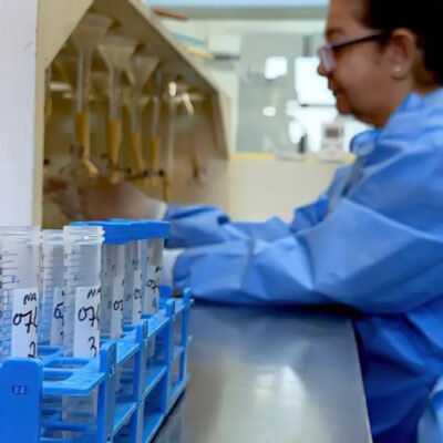 Criança de 1 ano recebe vacina ACWY em posto de saúde público