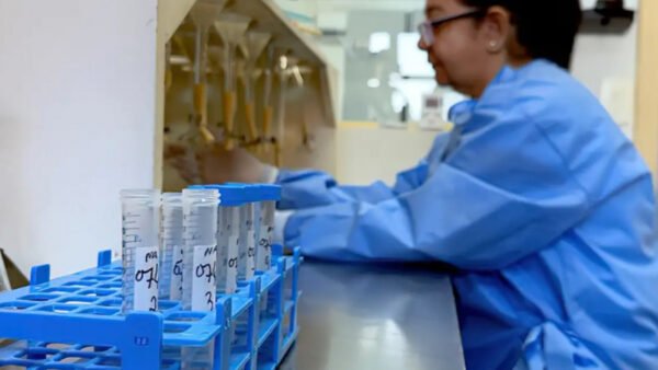 Criança de 1 ano recebe vacina ACWY em posto de saúde público