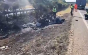 Carro carbonizado após acidente na Espanha que matou Diogo Jota e André Silva