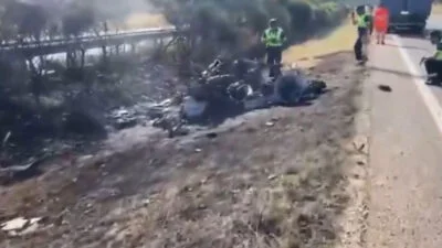 Carro carbonizado após acidente na Espanha que matou Diogo Jota e André Silva