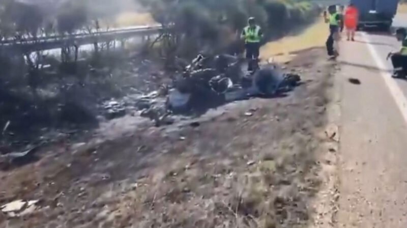 Carro carbonizado após acidente na Espanha que matou Diogo Jota e André Silva