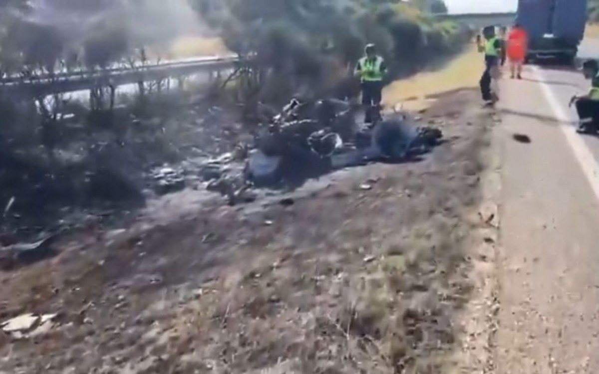 Carro carbonizado após acidente na Espanha que matou Diogo Jota e André Silva