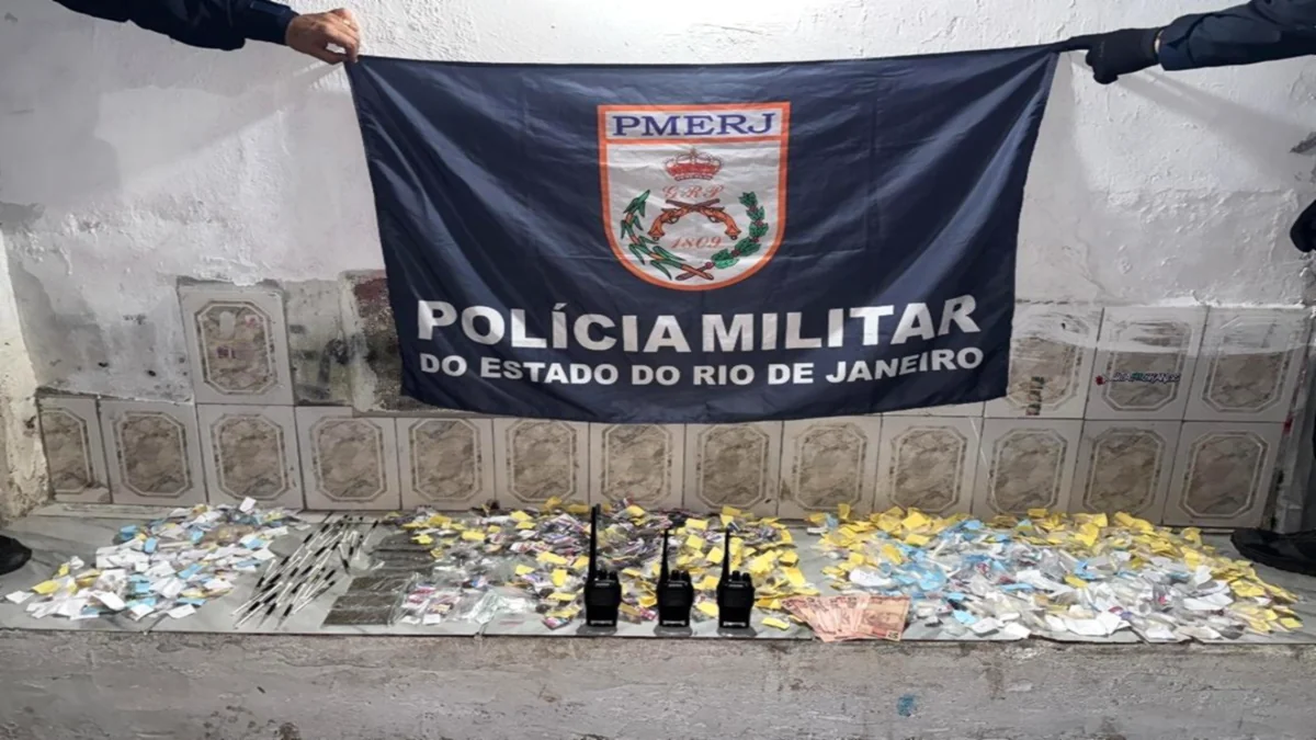 Drogas, rádios e dinheiro apreendidos pela PM em operação contra o tráfico em Niterói