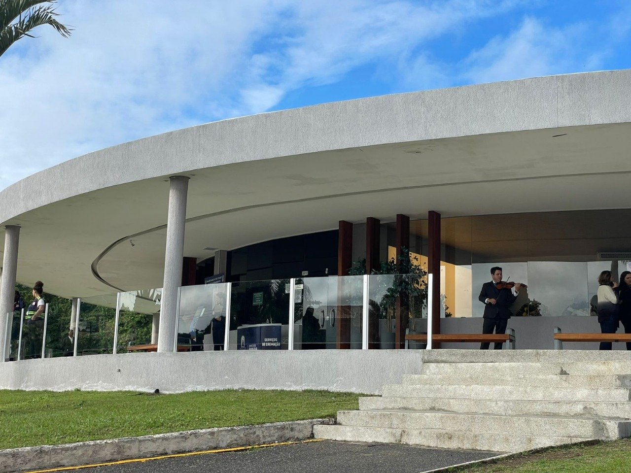 Velório e sepultamento de jovem niteroiense Juliana Marins, morta por falta de socorro no Monte Rinjani, na Indonésia, após sofrer queda em trilha, ocorrem no Parque da Colina, em Niterói, enquanto família espera resultado de nova autópsia | ₢ Jullia Paiva/A Tribuna — imagens cedidas • vedada qualquer reprodução sem autorização dos autores