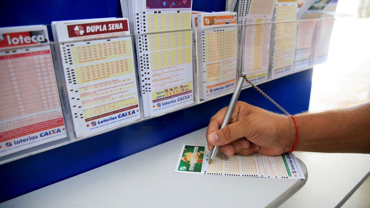 Mega-Sena: aposta fica mais cara e aumenta para R$ 6 Mega-Sena: aposta fica mais cara e aumenta para R$ 6 e reajuste ainda atinge as populares Lotofácil e Quina: sonhar passa a custar mais