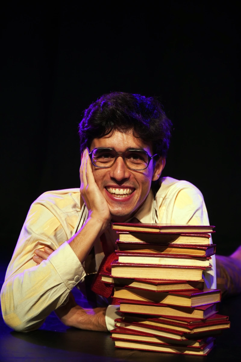 Cena da peça infantil “Anísio e a Devoradora de Livros” com Gabriel Terra no papel de Anísio Teixeira, em cartaz no Sesc São Gonçalo |  Divulgação/Hernane Cardoso