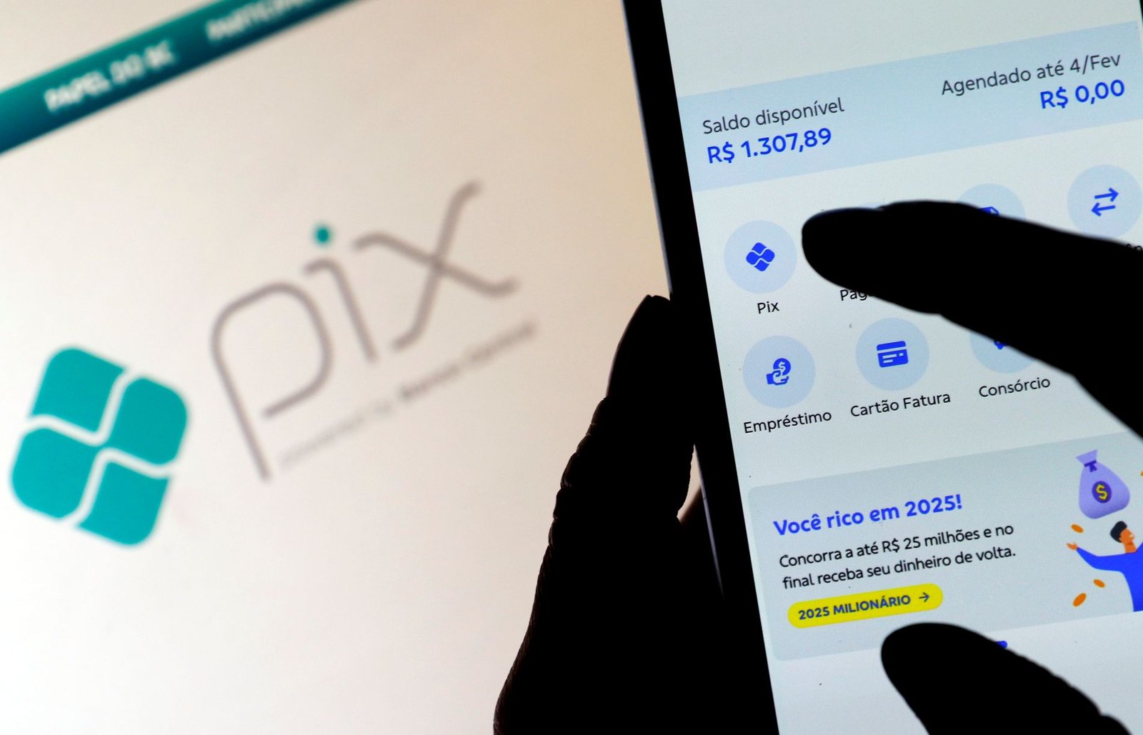 O Brasil olhou para o futuro quando criou o pix e descobriu o futuro  do dinheiro, considera economista americano vencedor do Prêmio Nobel de economia