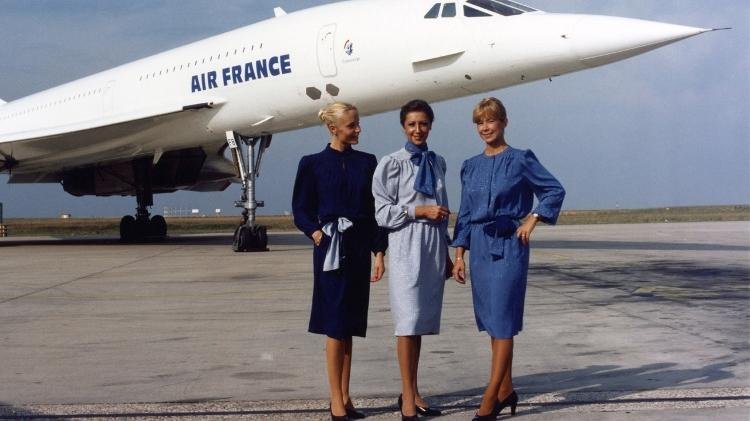 Comissárias de Bordo do Concorde, com avião supersônico que entrou para a história da aviação ao fundo, no aeroporto do Galeão, no Rio de Janeiro