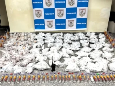 Drogas apreendidas pela PM durante ação no Cantagalo, em Niterói
