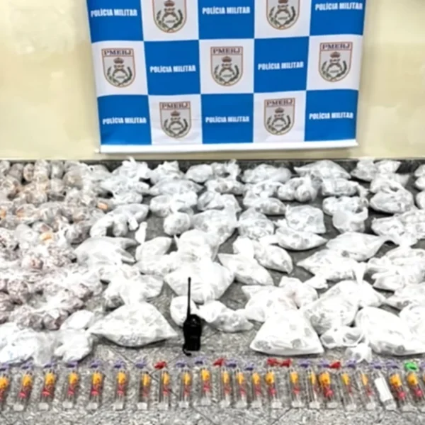 Drogas apreendidas pela PM durante ação no Cantagalo, em Niterói