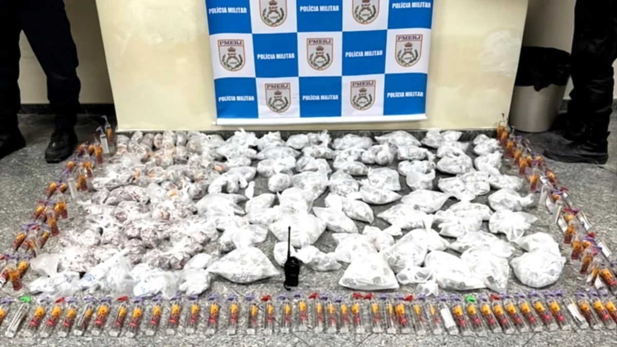 Drogas apreendidas pela PM durante ação no Cantagalo, em Niterói