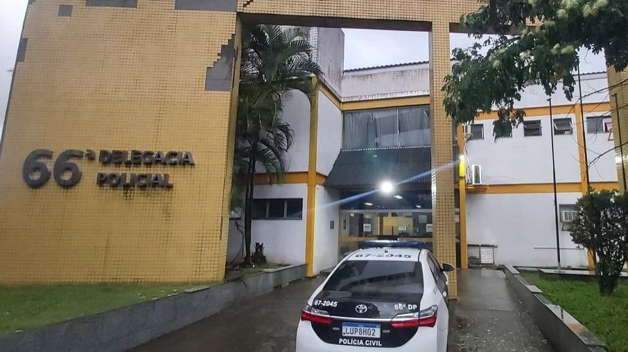 Inicialmente, casal preso em flagrante por maus-tratos a animais passaram pela 66ª Delegacia Policial (Piabetá), para os procedimentos de praxe. Posteriormente ao registro da ocorrência, por não se tratar de crime com direito à fiança, ficaram à disposição da Justiça |