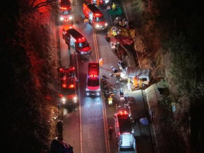 Viaturas e veículos danificados em acidente grave na BR-452, Uberlândia