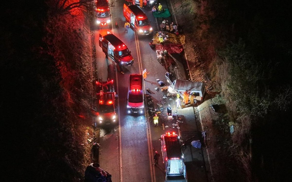 Viaturas e veículos danificados em acidente grave na BR-452, Uberlândia