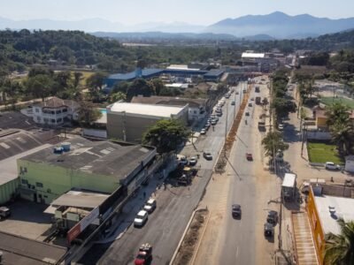 Equipe trabalha na construção da ciclovia central na Avenida 22 de Maio, em Itaboraí