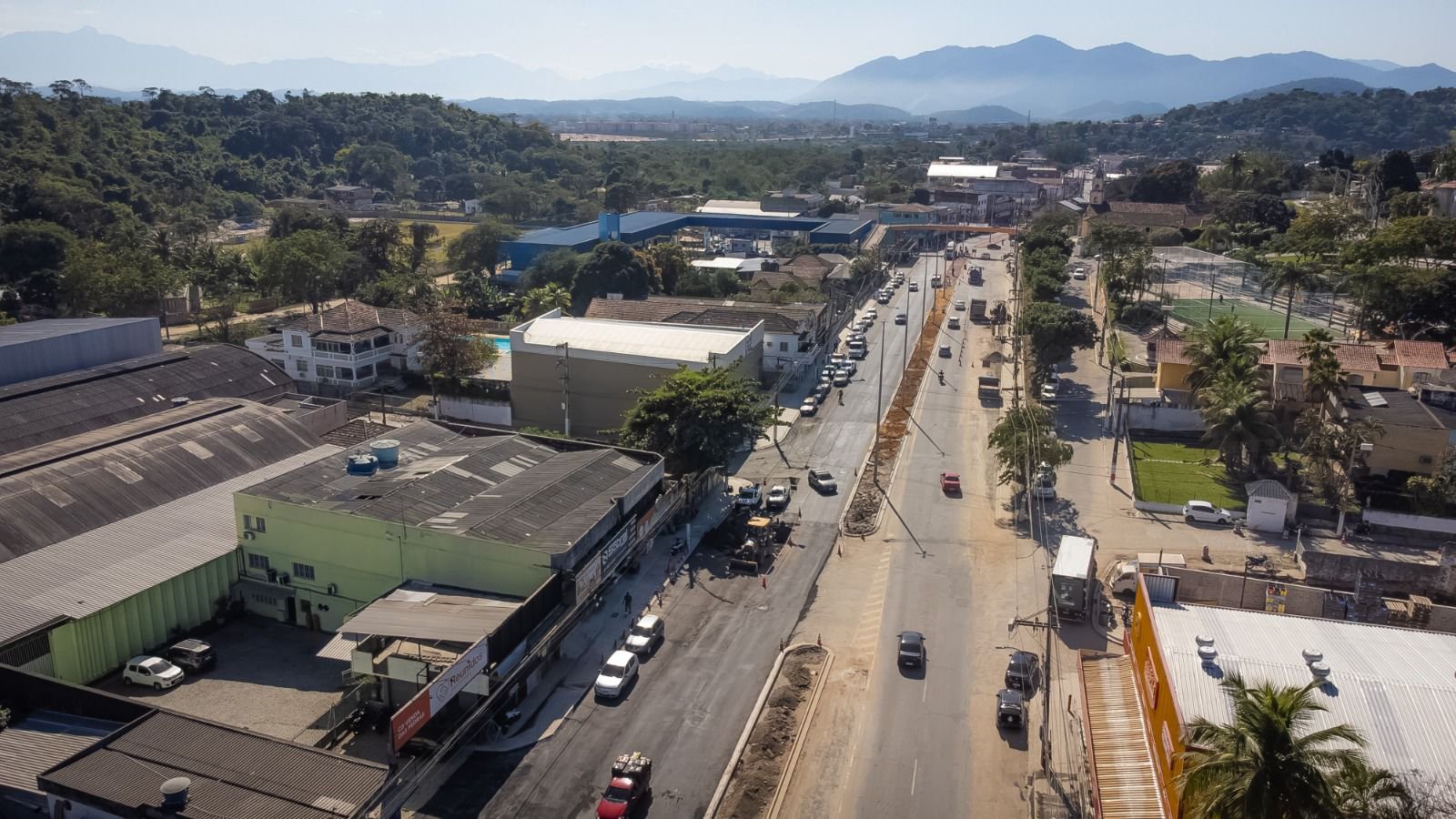 Equipe trabalha na construção da ciclovia central na Avenida 22 de Maio, em Itaboraí