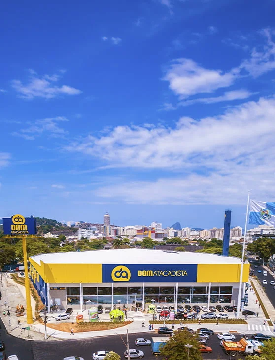 Do alto, vê-se a loja Niterói do Dom Atacadista; rede inova, lança nova função e procura por candidatos e candidatas a Chefe de Ofertas | Divulgação