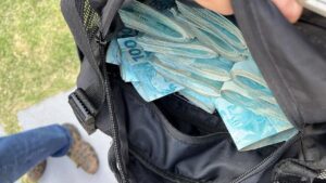Rio de Janeiro: PF prende casal que vivia de aplicar golpes em imóvel de luxo alugado na plataforma Airbnb, no Recreio dos Bandeirantes com R$ 40 mil em dinheiro, além de outros bens.