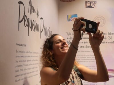 Visitantes exploram sala imersiva da exposição Jornada do Pequeno Príncipe no Rio
