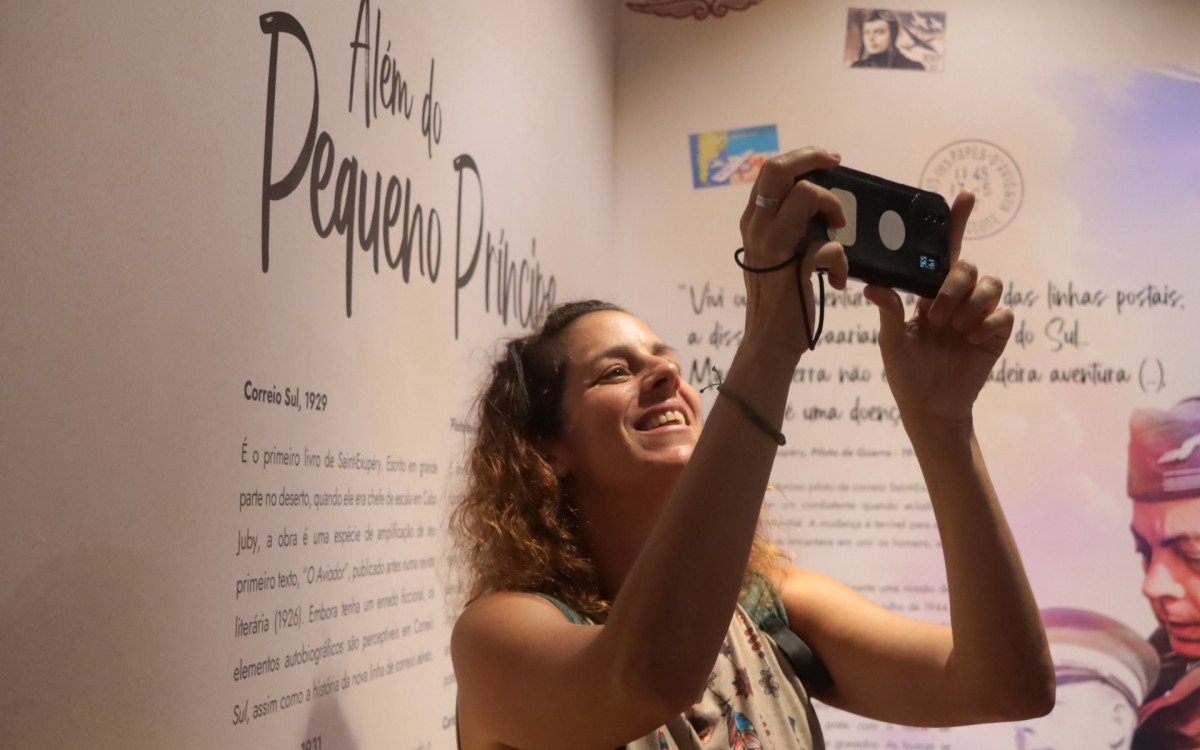 Visitantes exploram sala imersiva da exposição Jornada do Pequeno Príncipe no Rio