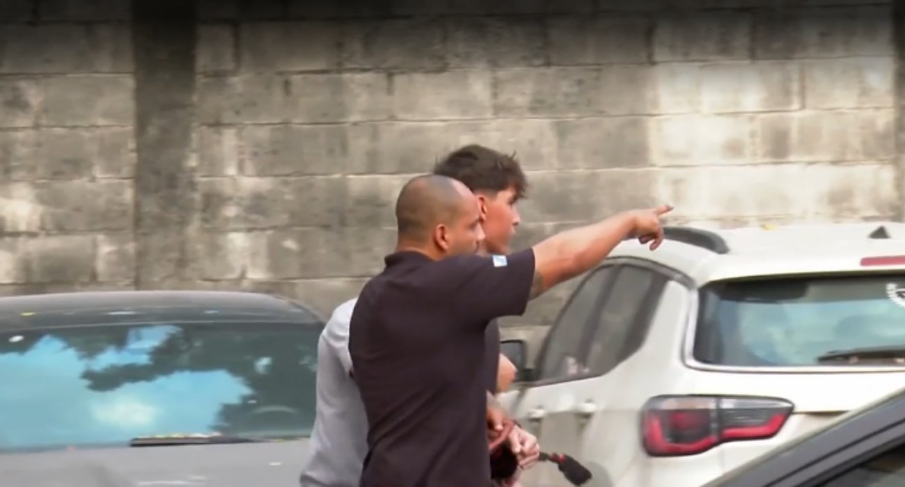 Acompanhado por policiais civis, ex-jogador do Botafogo deixa IML após realizar exame ao passo que médica cita em laudo o comportamento do atleta e atesta o "uso de substâncias" | Reprodução TV Globo