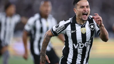 O Botafogo venceu a LDU por 1x0 nesta quarta-feira (13) no Estádio Nilton Santos, pelo jogo de ida das oitavas de final da Libertadores 2025. O gol da vitória foi marcado por Arthur Cabral no primeiro tempo. A partida foi marcada por intensidade, boa postura defensiva e aproveitamento das oportunidades.