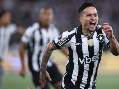 O Botafogo venceu a LDU por 1x0 nesta quarta-feira (13) no Estádio Nilton Santos, pelo jogo de ida das oitavas de final da Libertadores 2025. O gol da vitória foi marcado por Arthur Cabral no primeiro tempo. A partida foi marcada por intensidade, boa postura defensiva e aproveitamento das oportunidades.