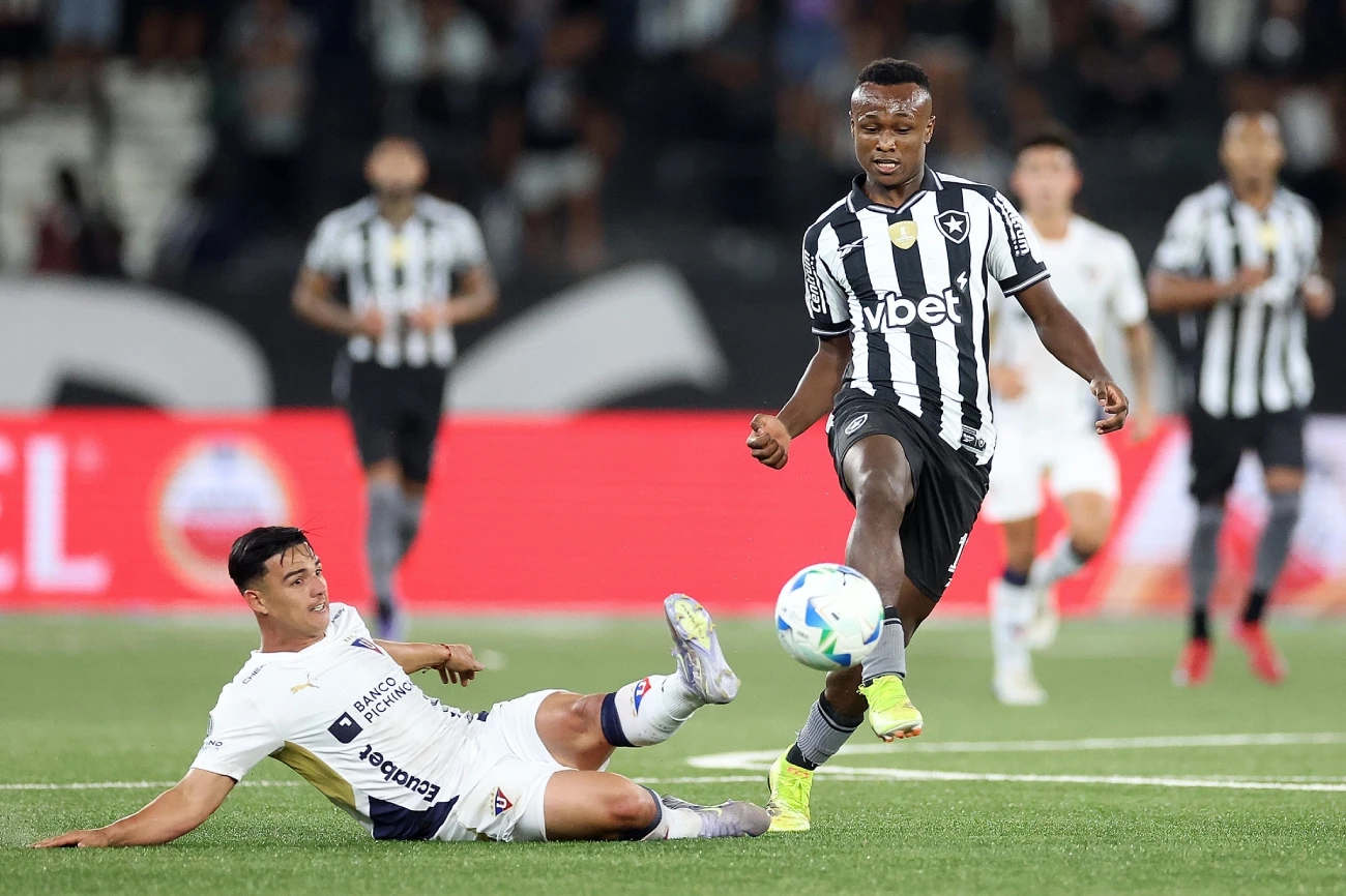Libertadores 2025: Botafogo vence LDU com placar mínimo jogando em casa; jogo de volta é na altitude de Quito
