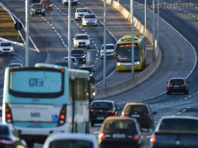 Trecho de rodovia com sinal de internet móvel para ampliar conectividade
