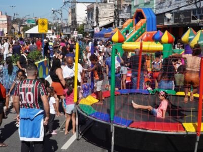 Praça do Vila Lage revitalizada em São Gonçalo com novo paisagismo e equipamentos de lazer