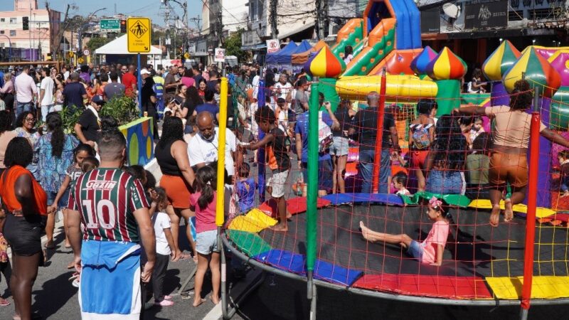 Praça do Vila Lage revitalizada em São Gonçalo com novo paisagismo e equipamentos de lazer